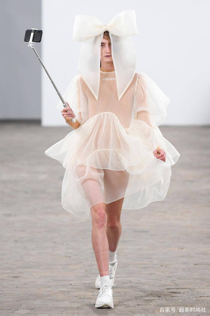 自拍|时尚圈的工作太辛苦，模特挂着吊瓶走T台？其实背后的原因是这个