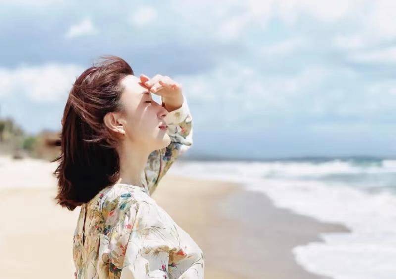 亮点|著名主持人张蕾魅力全开！穿一件真丝的材质印花裙，减龄又时髦