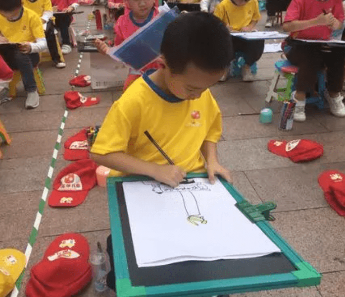 因为|幼儿园老师将孩子反锁阳台，安全问题难以保障，家长看后追悔莫及