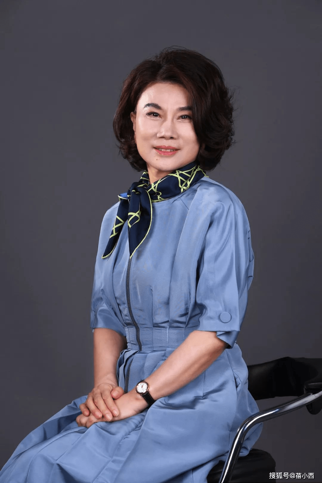 工装裤|董明珠越老越有时尚感,把衬衫当做外套来穿,再配白色内搭超减龄