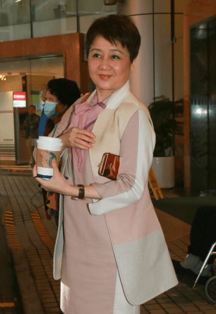 梁安琪|四太梁安琪罕见现身,穿黑色套装裙配运动鞋,生过五胎依然身材好