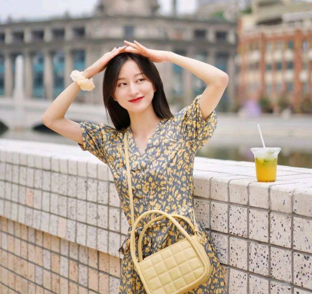 女生|怎么打扮才能变成温柔女孩？合理搭配半身裙，轻松呈现温柔气质