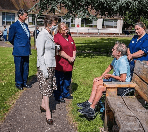 衣袖|英国70岁长公主惊艳亮相!短袖款西装好时髦,皮包骨手臂看得惊心