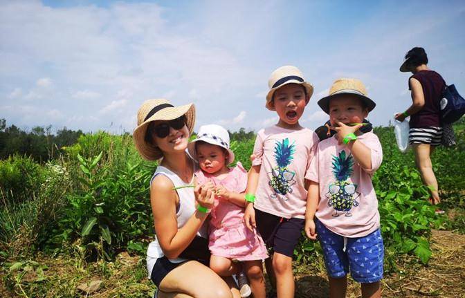 合体|陈茵媺夫妇罕见合体出游,穿短裙似女团,50岁陈豪头发花白老太快
