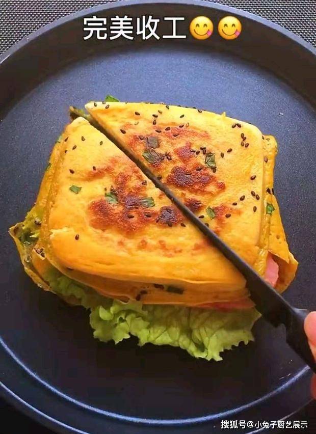 美食|明天早餐吃什么，来试一下这个特色早餐，2块馒头1块火腿1张生菜