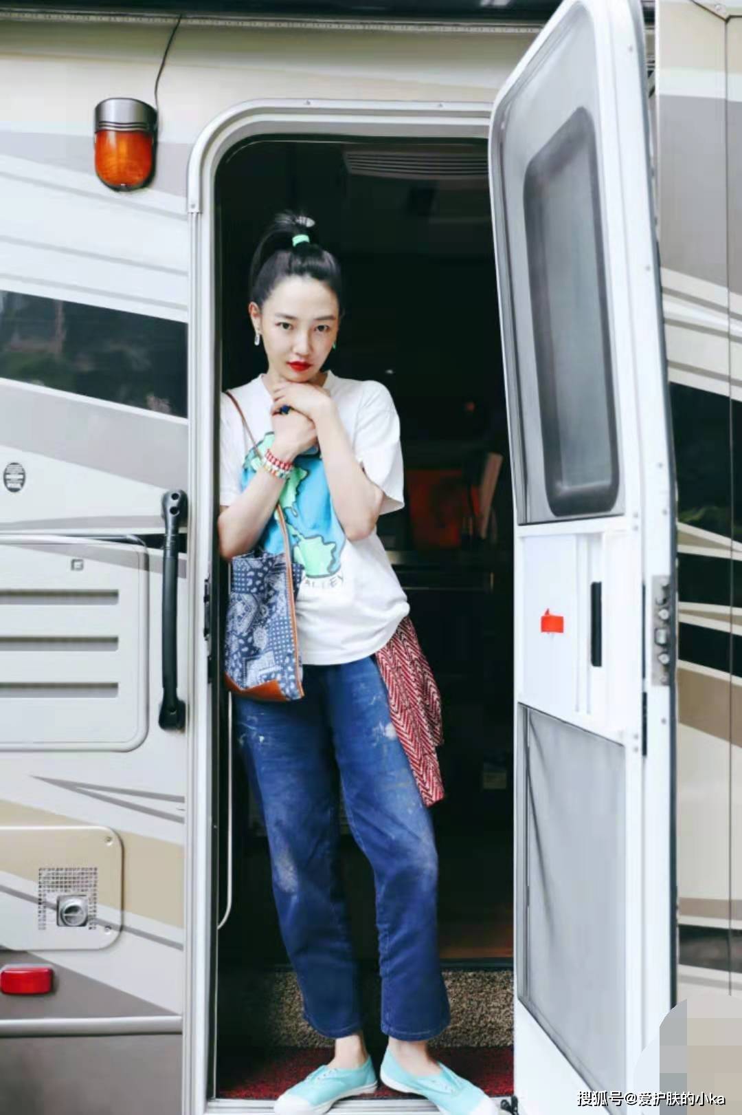 感觉|白百何又来秀穿搭了，混搭风搭配洋气又接地气，人美会穿感觉真好