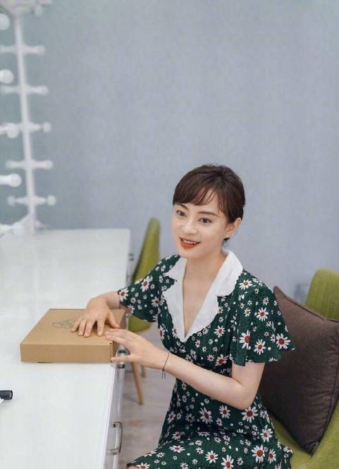 黑色|孙俪换新发型，齐刘海搭碎花裙演绎法式风，网友：太有女人味了？