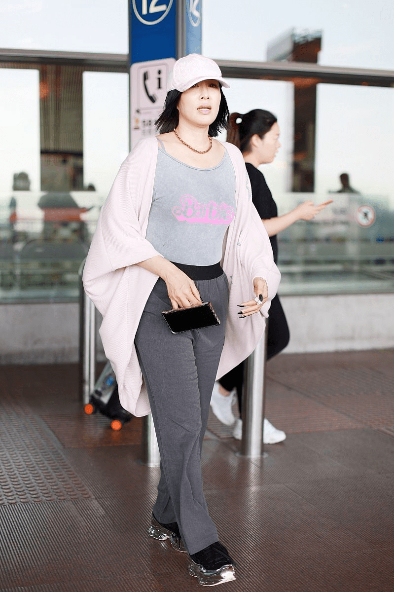 魅力|钟丽缇与女儿走机场，针织开衫配白色短裤超洋气，母女美如姐妹花