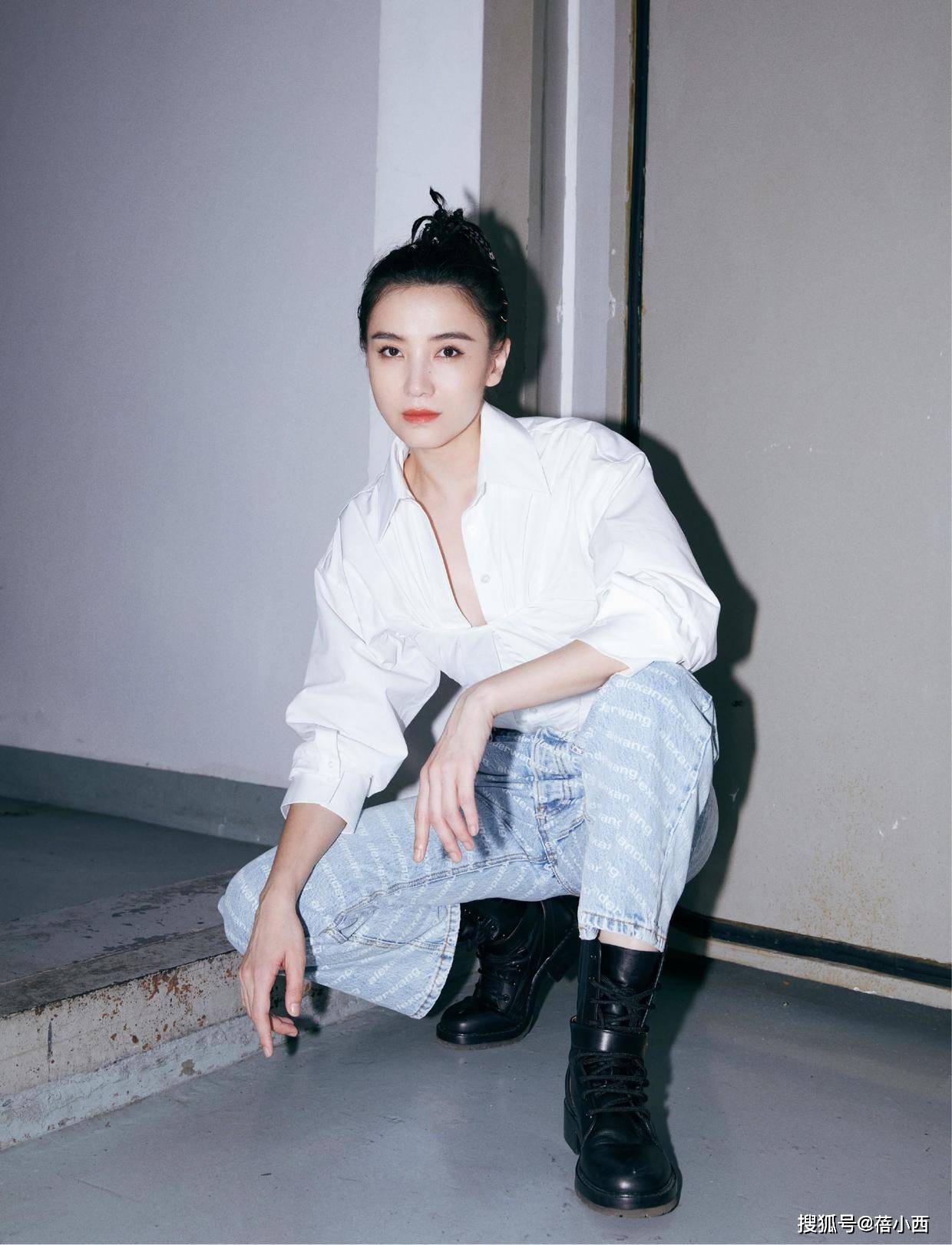 好身材|宋佳平常把好身材藏起来,这回穿西装内搭薄纱上衣,直接透出内衣