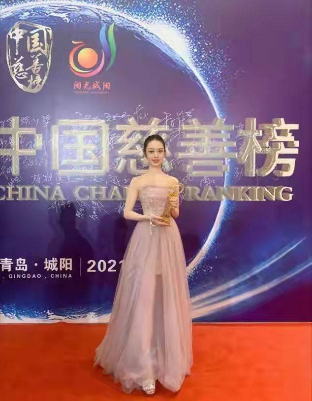 显得|郎朗老婆再怎么营销,路人镜头暴露真实肤色,脸黄又瘦反而不美!