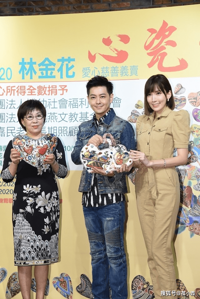 林志颖|陈若仪拍照把C位让给婆婆，穿工装连体裤甘愿站边上，照样有气场