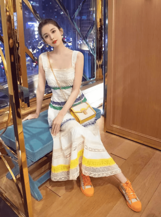 身材|李克勤47岁妻子太气质，穿蕾丝裙高挑又窈窕，超模身材真“招摇”