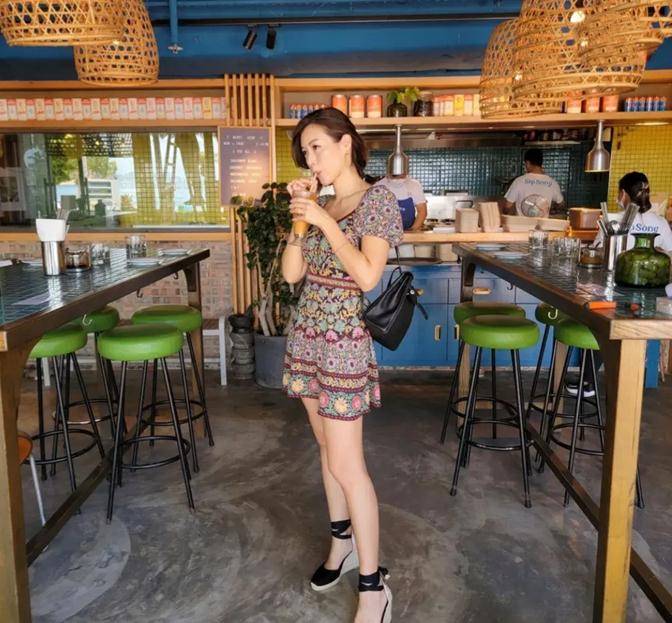 合体|陈茵媺夫妇罕见合体出游,穿短裙似女团,50岁陈豪头发花白老太快