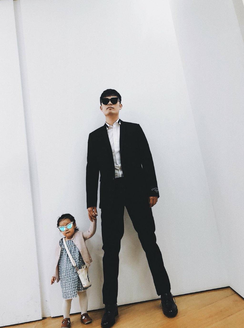 公主|陈赫也是女儿奴！4岁女儿穿公主纱裙一双童鞋近两万，太像张子萱