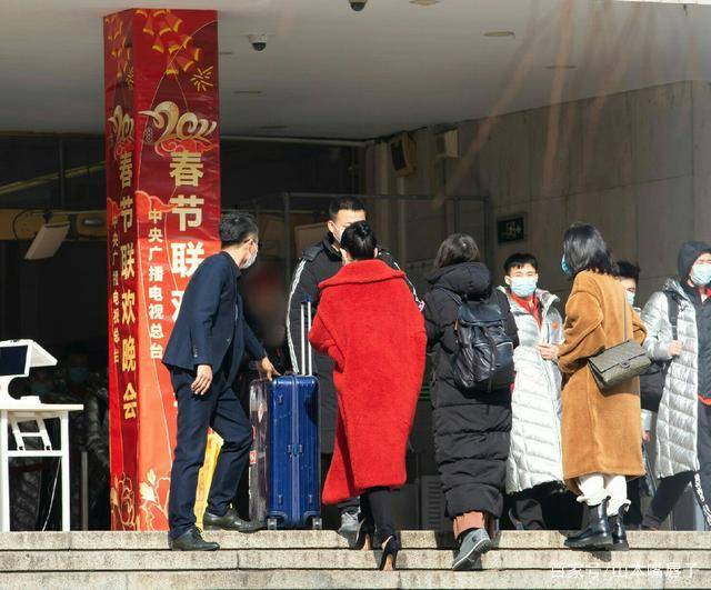 高跟鞋|秦海璐春晚彩排！穿毛绒风衣配露脚面高跟鞋，下豪车让司机开车门