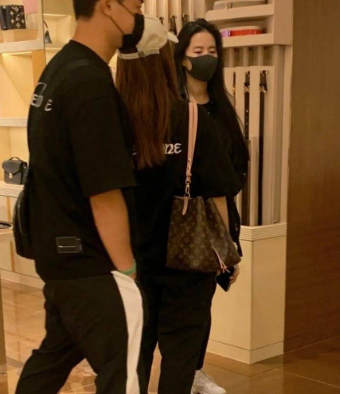 身材|刘亦菲逛街被偶遇，穿黑T恤配黑裤身材好娇小，路人偷拍美得惊艳