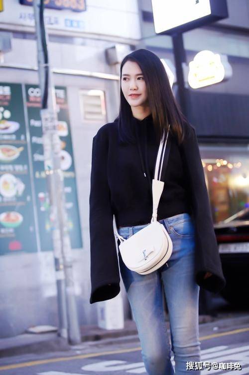 黑色|大花臂超级女声谭维维的时尚穿搭，简约又帅气高个子女生学起来