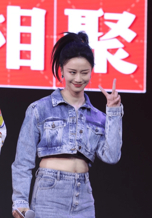 身材|倪虹洁的变化可真大，笑容灿烂却略显沧桑，知性美感更迷人