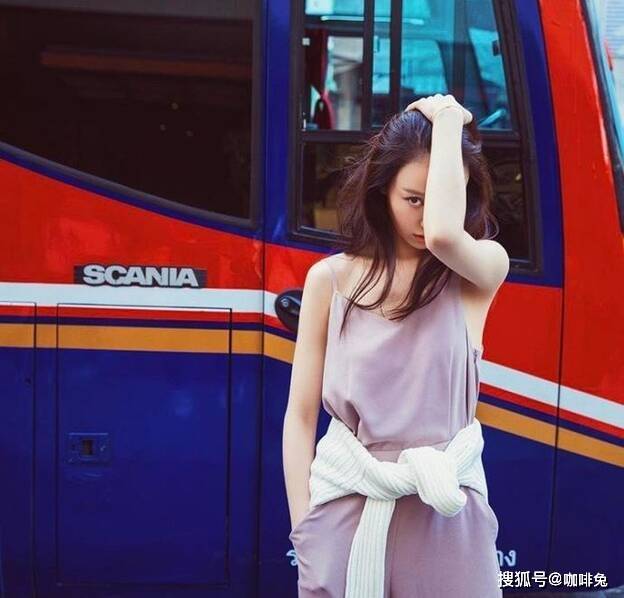 黑色|3套衣服9张照片，倪妮教你如何拍出旅行照，慵懒随性又有感觉