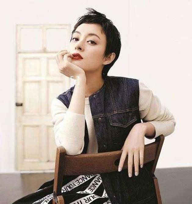 黑色|孙俪换新发型，齐刘海搭碎花裙演绎法式风，网友：太有女人味了？