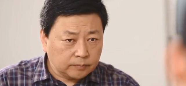而且在这个神秘男子出现以后,电话就被强行挂断了.