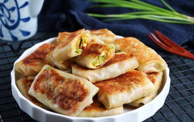 加入适量|饺子皮创意吃法，不包饺子拿去煎，金黄酥脆吃不够