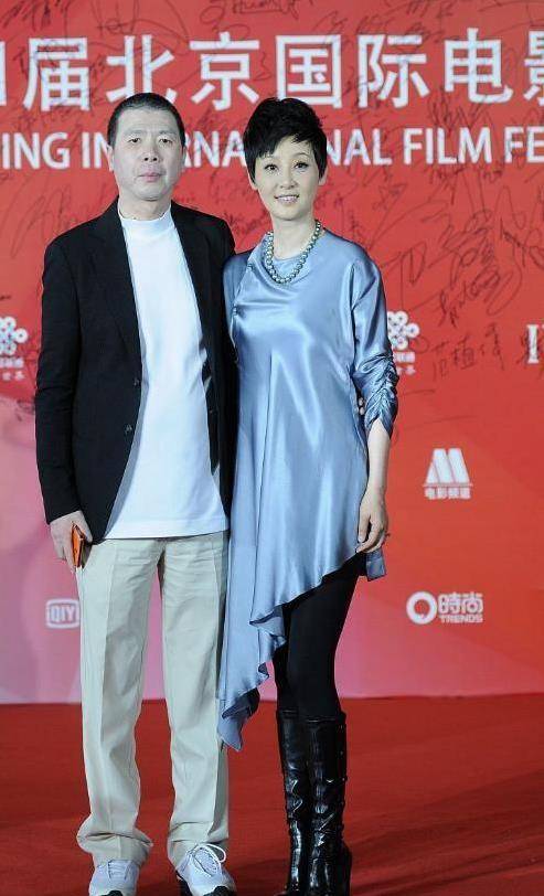 黑色|冯小刚携妻子出席活动，徐帆挽手臂小鸟依人，有种夫唱妇随的感觉