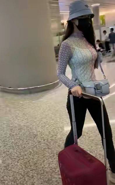 显得|郎朗老婆再怎么营销,路人镜头暴露真实肤色,脸黄又瘦反而不美!