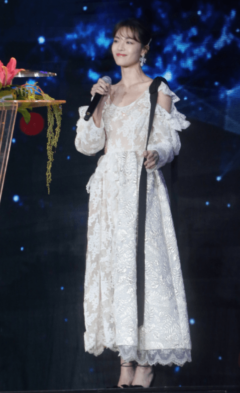 身材|李克勤47岁妻子太气质，穿蕾丝裙高挑又窈窕，超模身材真“招摇”