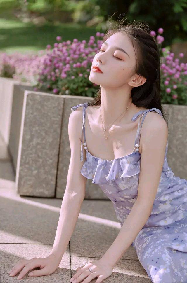 错觉|紫色高雅的吊带连衣裙，穿着它在绿地花园里像一只蝴蝶翩翩而跹～