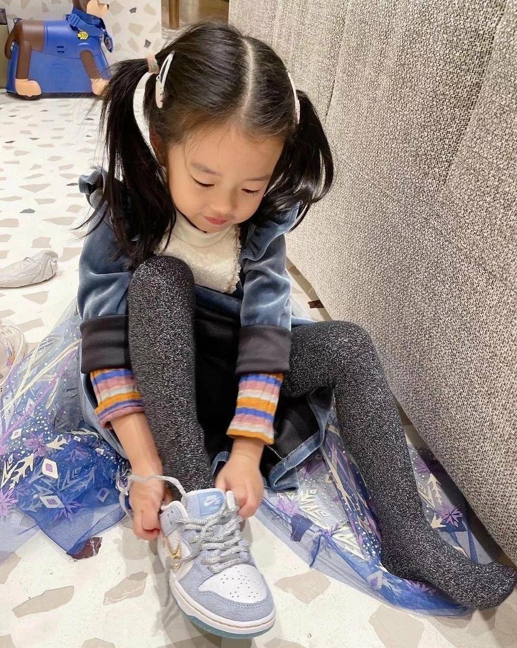 公主|陈赫也是女儿奴！4岁女儿穿公主纱裙一双童鞋近两万，太像张子萱