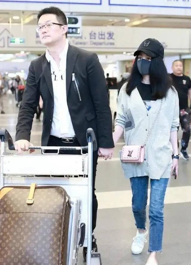 老公|姚笛真嫁对了，机场老公独自推行李，她只负责美