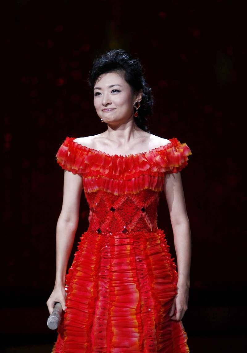 美眉|周涛的搭配太适合方领女人，不仅优雅还显脸小，气场太大气