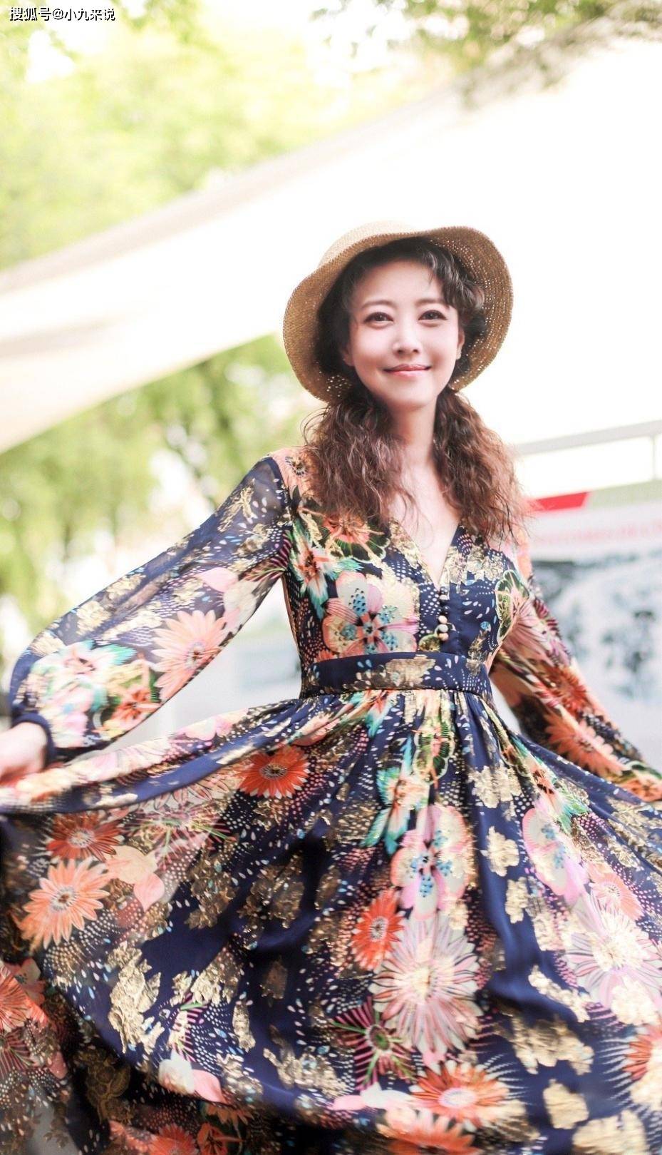 身材|周海媚穿的也太花了，衣服保守还华丽，一般人真欣赏不来