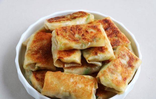 加入适量|饺子皮创意吃法，不包饺子拿去煎，金黄酥脆吃不够