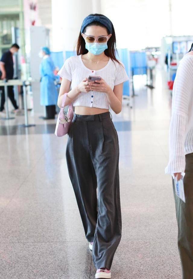 长裤|入夏后收起你的裙装吧，低调洋气的“灰裤子”，显瘦又有气质