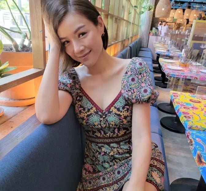 合体|陈茵媺夫妇罕见合体出游,穿短裙似女团,50岁陈豪头发花白老太快