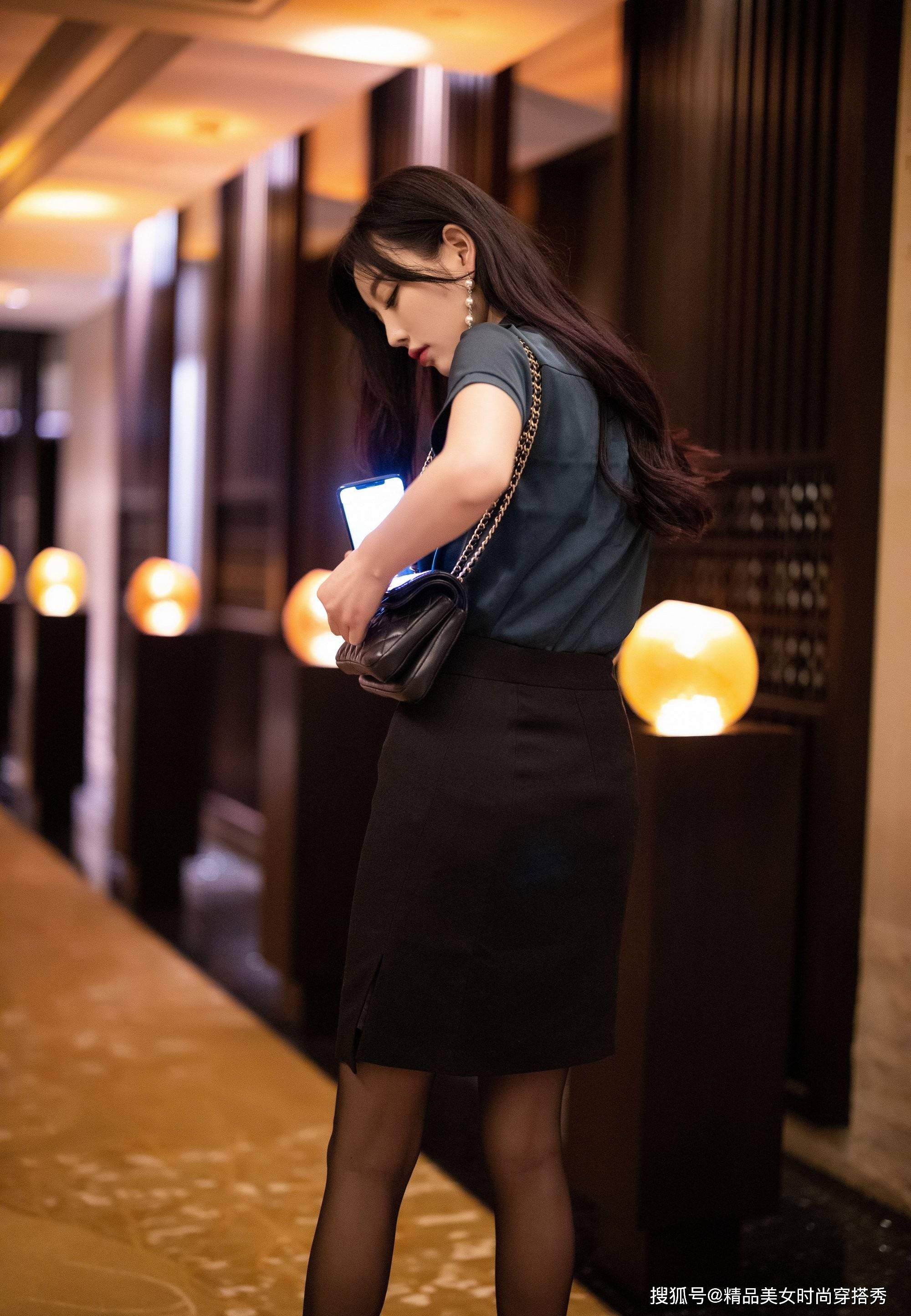 黑色|衬衫搭配黑色半身裙,简约又时尚,让你的职场生活更加的沉稳干练