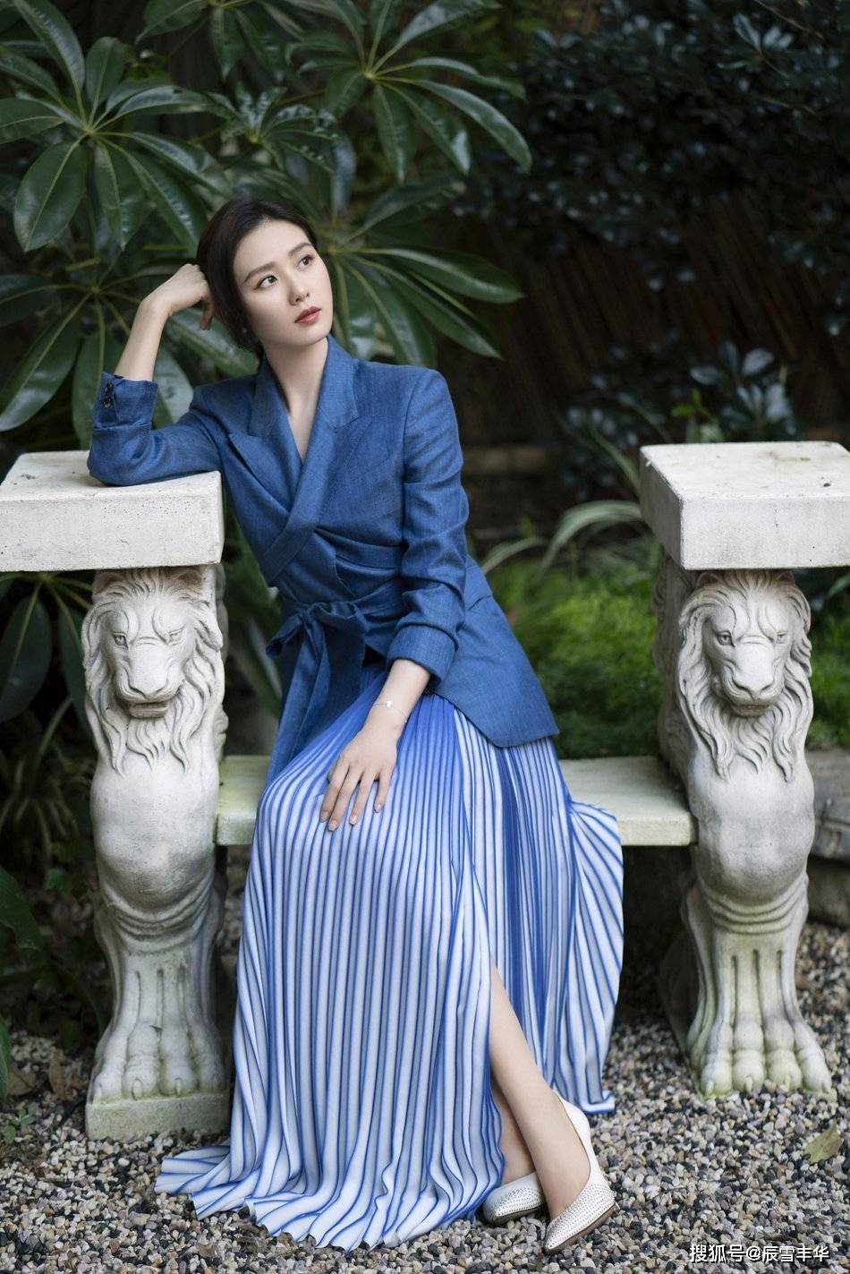 美得|刘诗诗美得真自信!西装配“百褶裙”高级又甜美,清爽色调还减龄