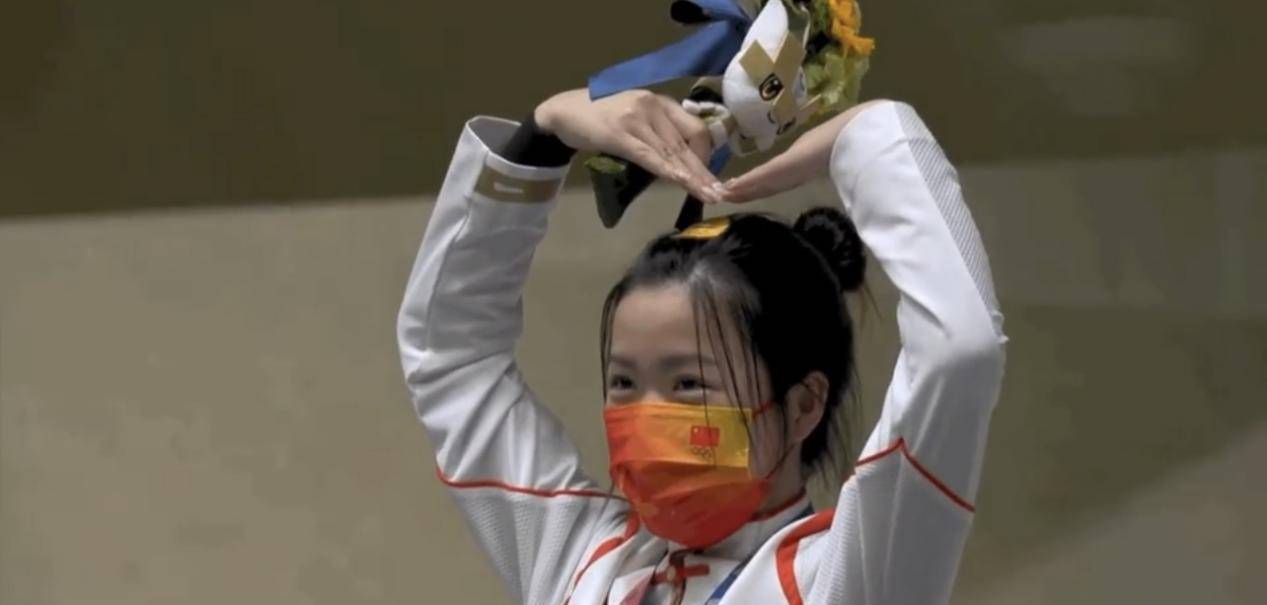 细节|00后学霸杨倩真给自己长脸，戴小黄鸭染美甲拿冠，闪耀东京奥运会