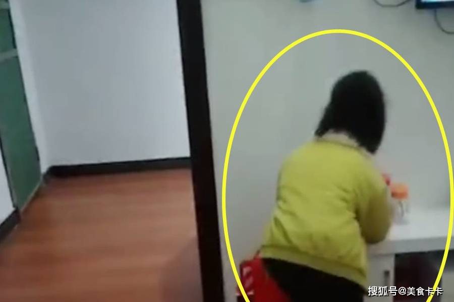 做法|二胎弟弟出生后，临睡前姐姐的做法，妈妈被暖翻了