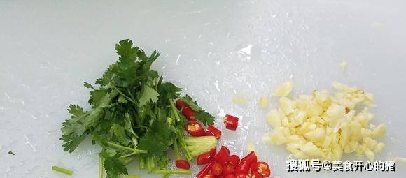 香菜|凉拌鸡爪的简单做法，又香又好吃的一道家常菜，美味又下饭