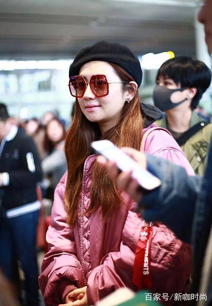 整体|Selina真敢穿，粉棉袄搭“米袋”裤变小短腿，未修图“疤痕”明显