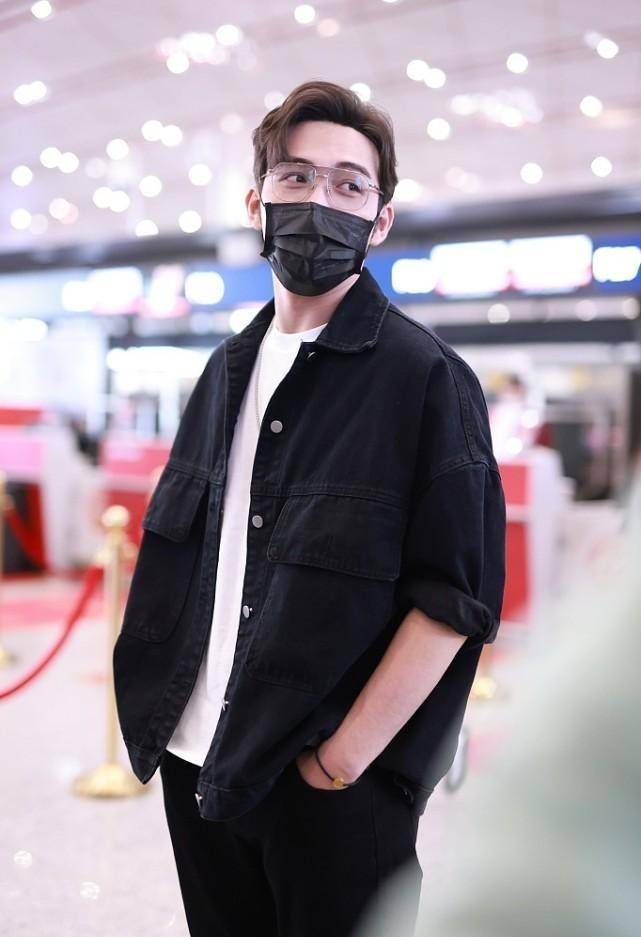 张彬彬|“秦放”张彬彬穿白T戴银链，发型清爽帅气，帅气潮男范儿绝了