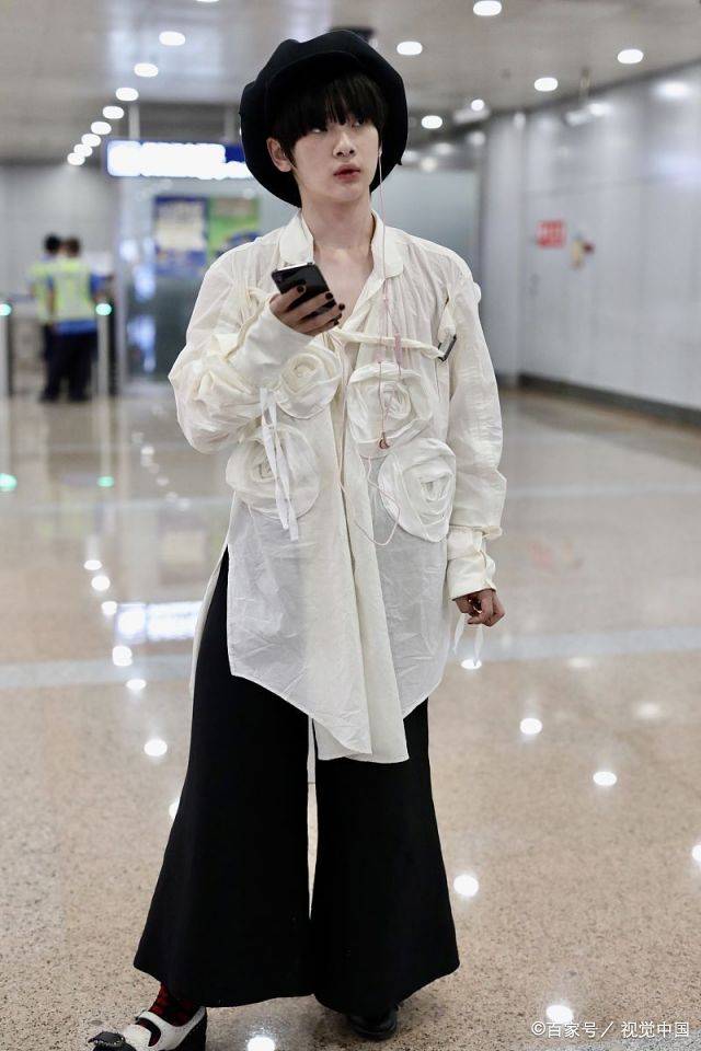 周震|周震南再也不穿妈妈的衣服了，“英伦风”造型，很男人