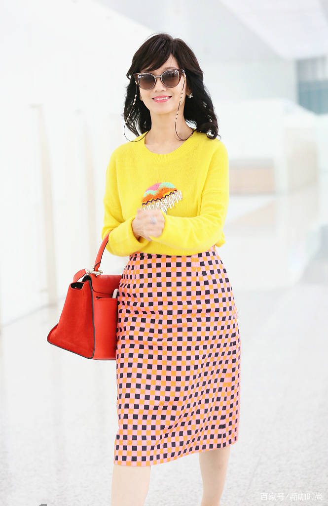 猫步|64岁赵雅芝奶奶亮相，像一个穿着夏装的少女，走起“猫步”很迷人