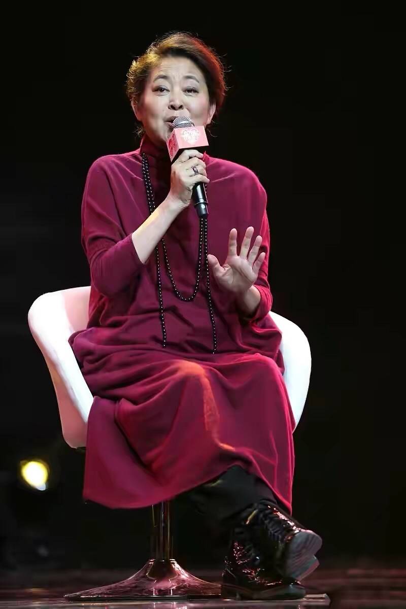 效果|倪萍踏实服老,穿灰色亚麻“奶奶裙”走机场,不扮嫩气质更高级
