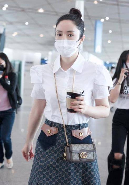 面料|董璇真是挺会扮嫩的，白衬衫＋半身裙太减龄，衣服选对太加分