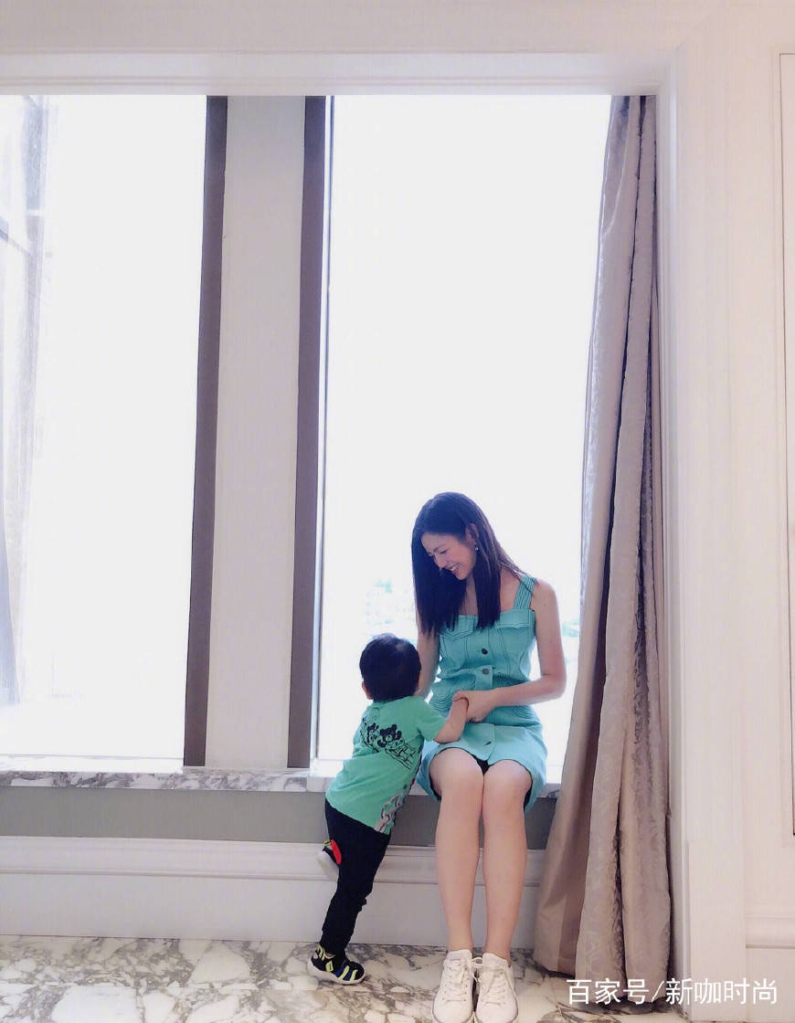 设计|83年陈妍希穿V领白裙，小露香肩，网友：仙气堪比刘亦菲