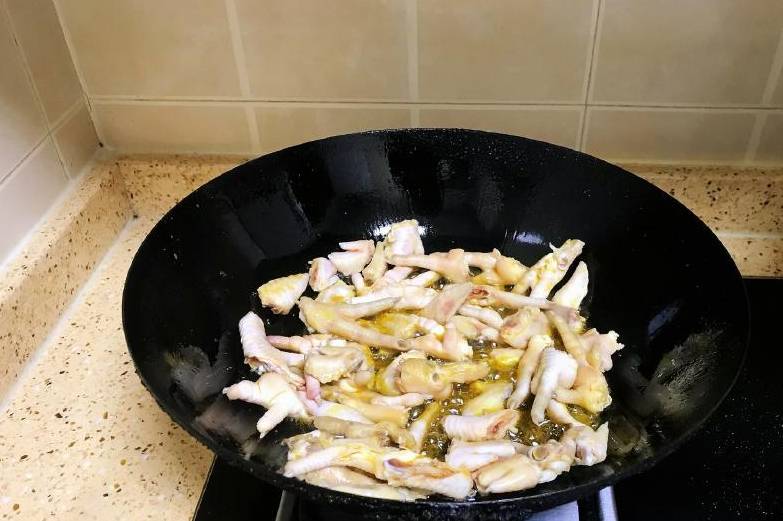 下锅|绝味干锅鸡爪三步完成，香味扑鼻，口口入味，一盘子不够吃